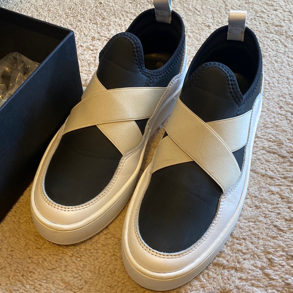 Filling pieces black and white slip on size 35